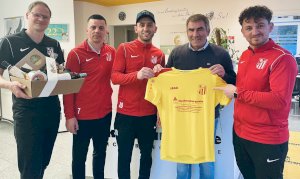 Die Zweite mit neuen Trikots